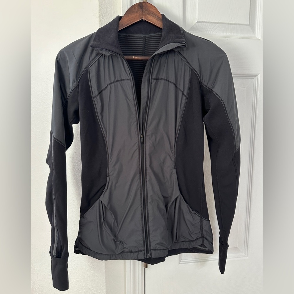Lululemon Can't Stop Jacket
Mini Hyper Stripe Baroque Blue / Black size 4